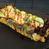 Ролл-дог с гребешком и снежным крабом в Луиджи & Тосё