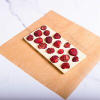 Плитка из белого бельгийского шоколада с сублимированной клубникой в Chocolate Berry