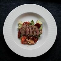 Салат с вырезкой и овощами в ореховой заправке в Бар Италия