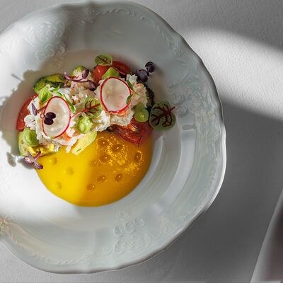 Салат с камчатским крабом и страчателлой в Wine Region по цене 1550 ₽