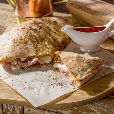 Кальцоне в Mama Roma по цене 402 ₽