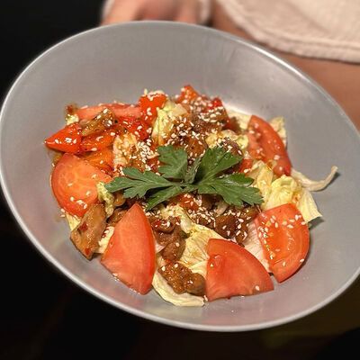 Тёплый салат со свиным стейком в Barxan по цене 390 ₽