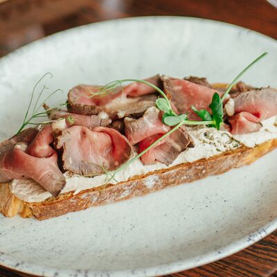 Брускетта с ростбифом и соусом вителло тоннато в Макадамия по цене 490 ₽