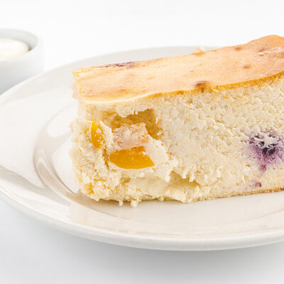Творожная запеканка с курагой и черникой в Udcкафе Upside Down Cake по цене 450 ₽