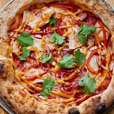 Пицца ветчина/цыпленок/соус грильв Wine Connection по цене 690 ₽