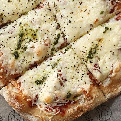 Пицца Маргарита с печеными томатами в VERANDA BAR по цене 640 ₽