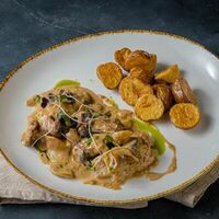 Медальоны свиные с грибами, сливочно-горчичным соусом и картофелемв PizzAmore