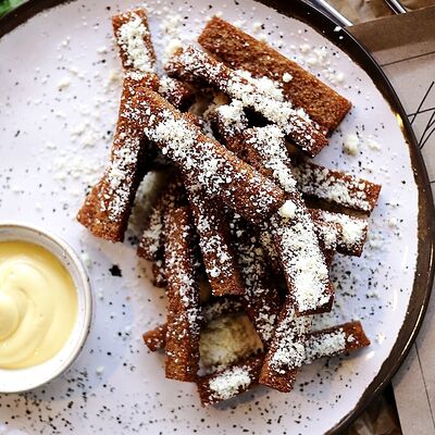 Чесночные гренки с сыром в LOFT по цене 360 ₽