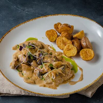 Медальоны свиные с грибами, сливочно-горчичным соусом и картофелемв PizzAmore по цене 1020 ₽