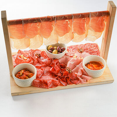 Традиционная итальянская мясная тарелка закусок в La Scala Trattoria Ignazio по цене 130 р.