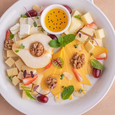 Сырная нарезка в Мархаба Халяль по цене 1380 ₽