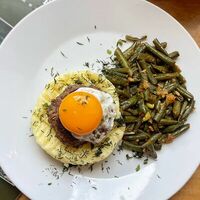 Бифштекс с картофельным пюре в Суп с котом