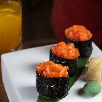 Гункан с лососем в Just Residence по цене 790 ₽