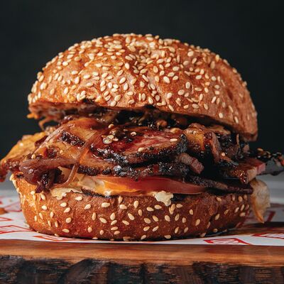 Бургер с техасским брискетом в Овертайм по цене 870 ₽