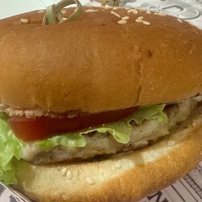 Бургер куриныйв Аль байк Халяль арабская кухня по цене 380 ₽