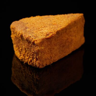 Медовик с черничным соусом в Рамен с уткой по цене 690 ₽