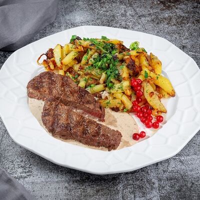 Вырезка говядины с жареным картофелем в Duran Bar & Grill по цене 1275 ₽