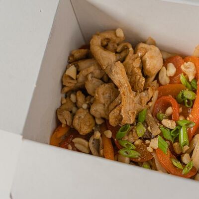 Wok с курицей в Ями суши по цене 450 ₽