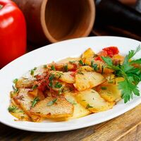 Картофель, жаренный с луком и томатом в Хочу шашлык