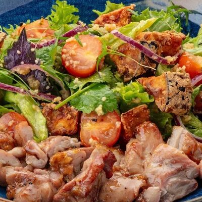 Салат с шашлыком и баклажанами фрив КОНЬ И ДЕЛЬФИН по цене 830 ₽