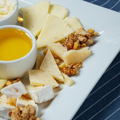 Сырная тарелка в Al dente по цене 1910 ₽