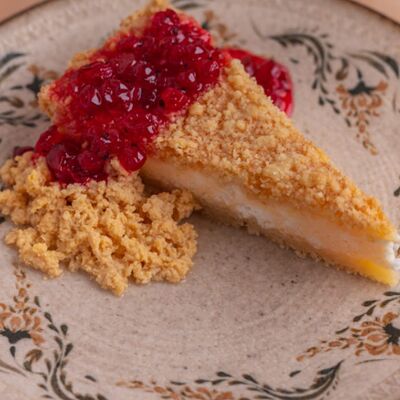 Ватрушка по-Хански с кортом и вареньем из красной смородины в Мархаба Халяль по цене 300 ₽