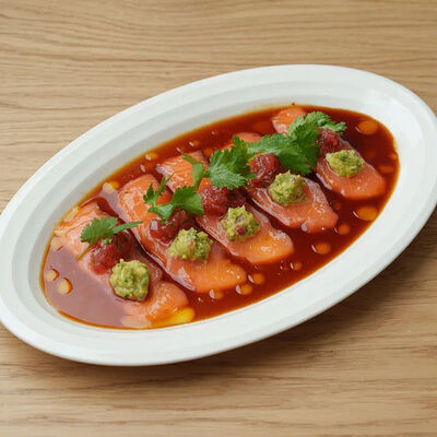 Карпаччо из лосося, авокадо, сальса из томатов, соус унаги юдзу в Salt по цене 890 ₽