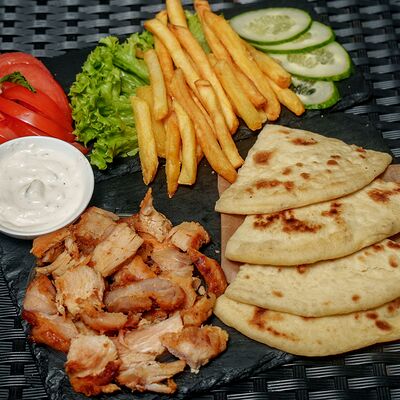 Гирос куриный открытыйв Шаурмэн по цене 480 ₽