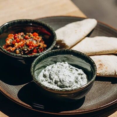 Сет из запеченных овощей и соуса дзадзики в Мацони по цене 340