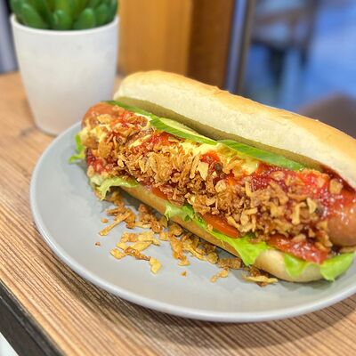 Хот-дог с курицей в Кофейня Безе по цене 360 ₽