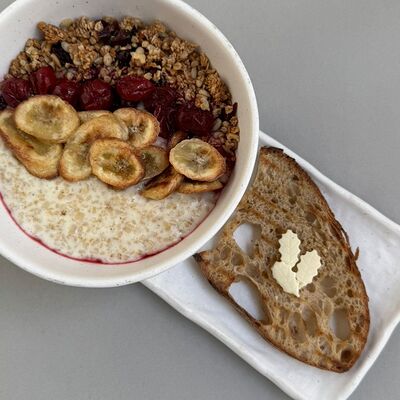 Каша овсяная с вишней в Кафе Slasty Store по цене 470 ₽