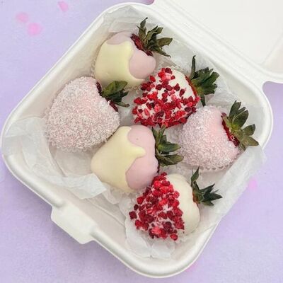 Клубника в шоколаде в ланчбоксе в Cosmo Сakery по цене 1790 ₽