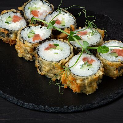 Горячая гейша с лососем в Sushi n roll по цене 808 ₽