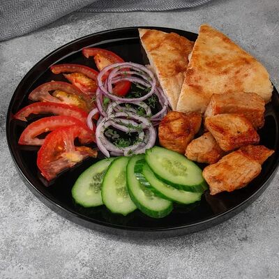 Шпажка свиная на тарелке в КОМБИНАТ шаурма и стритфуд по цене 392 ₽