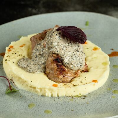 Медальоны из свинины с грибным соусом в Арт по цене 690 ₽