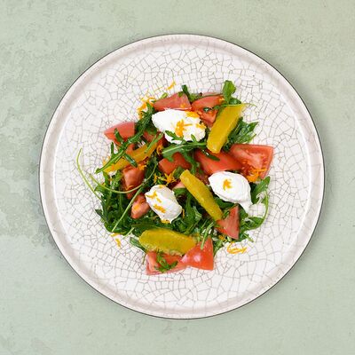 Салат с томатами, апельсинами и сливочным сыром в Пармезан и пури по цене 300 ₽