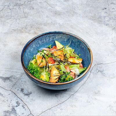 Салат с лососем и сыром халуми в Newbar по цене 570 ₽