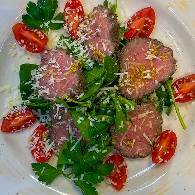 Салат с ростбифом и пармезаном в Кофе-Тюр по цене 702 ₽