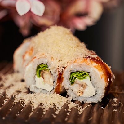 Ролл с угрем, пармезаном и креветкой в Полтора тигра по цене 830