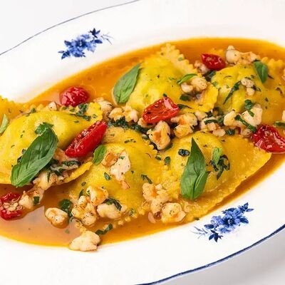 Равиоли с креветками и шпинатом в Osteria Amici по цене 1490 ₽