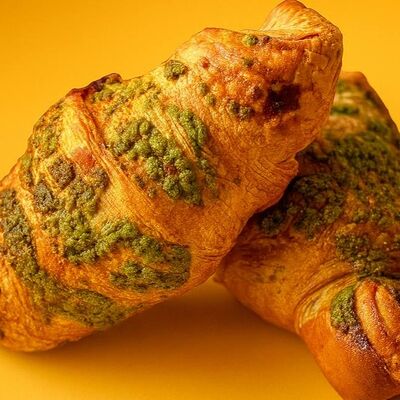 Круассан с фисташковой начинкой в Пекарня Тартин по цене 179 ₽