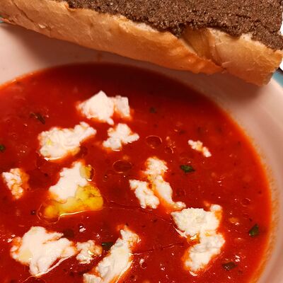 Томатный суп с сыром рикотта и тапенадом из оливок в Tempo Della Pizza по цене 390 ₽