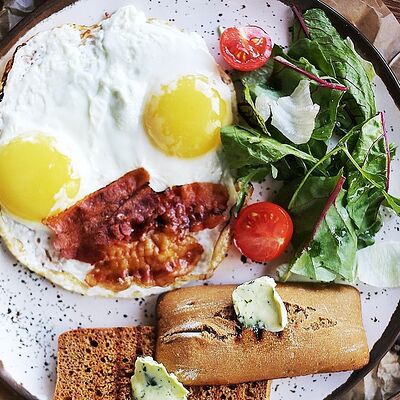 Яичница с беконом в LOFT по цене 800 ₽