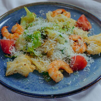 Цезарь с креветками в Роланд по цене 780 ₽