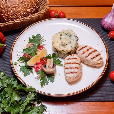 Котлетки из судака с картофельным пюре и шпинатом в Золотая прага по цене 975 ₽