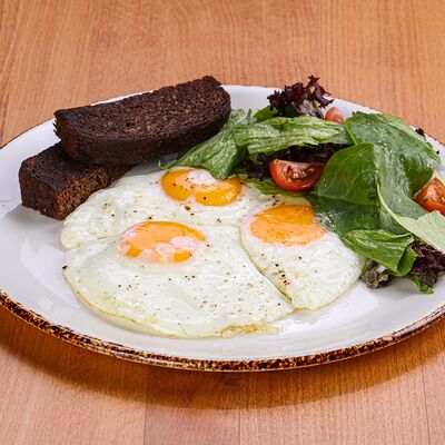 Яичница классическая с миксом салатов в Панчо фактори по цене 350 ₽