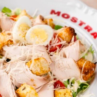 Салат Цезарь с цыплёнком в Mostra по цене 590 ₽