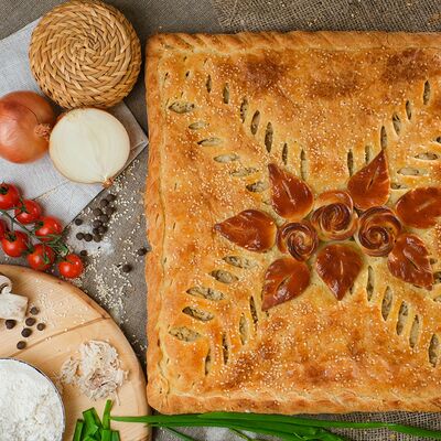 Слоёный пирог с куриной грудкой и шампиньонами в Пироги по-коми по цене 2099 ₽