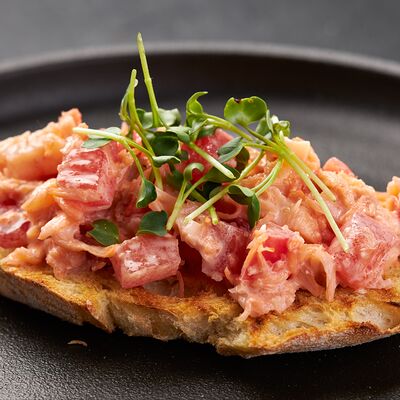 Брускетта с крабом и креветками в По Чесноку по цене 417 ₽