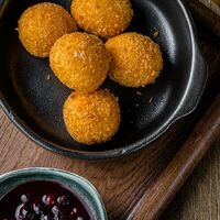 Хрустящие сырные шарики с ягодным соусомв Guava Bar